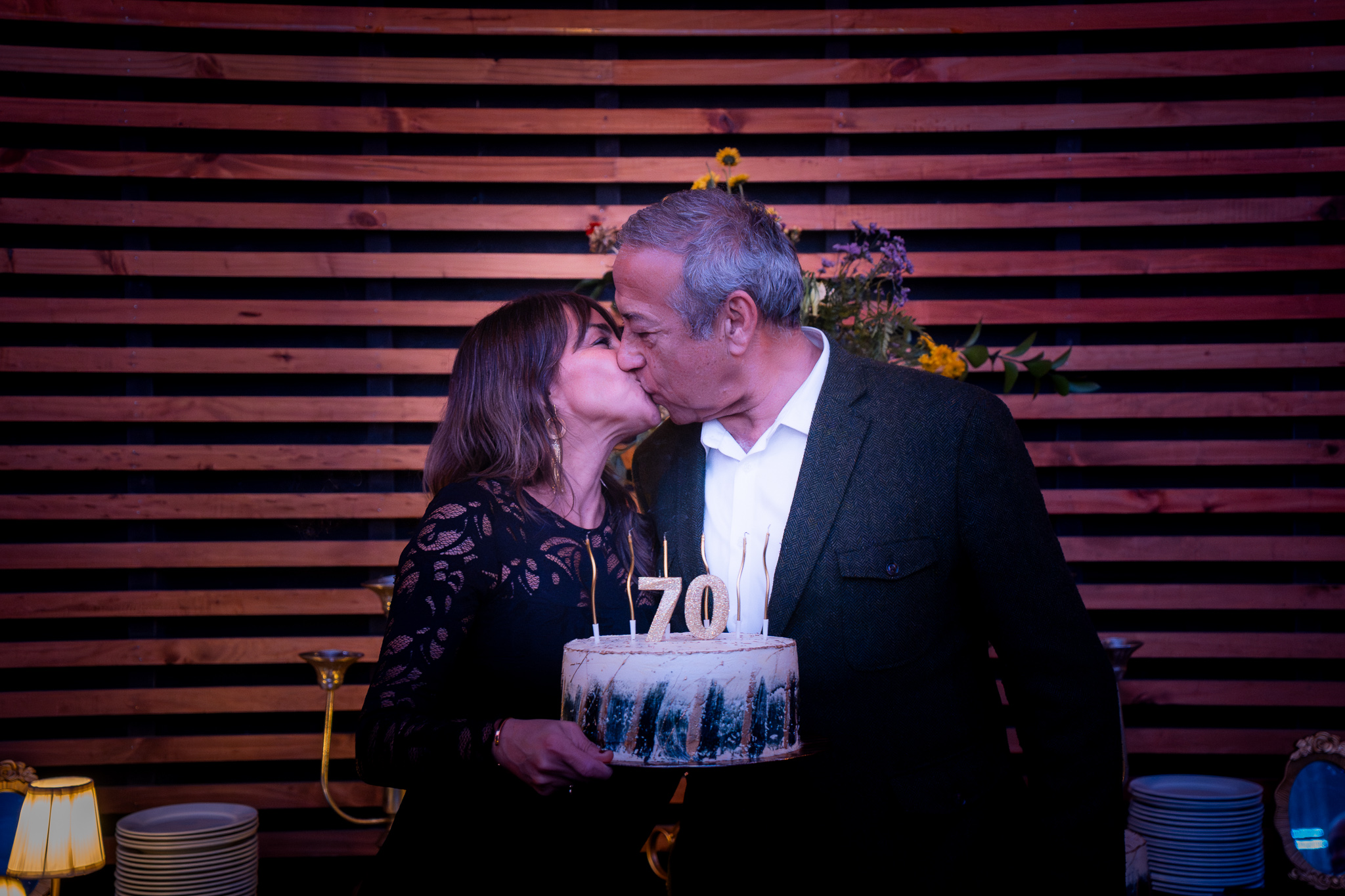 Beso frente a la torta de cumpleaños