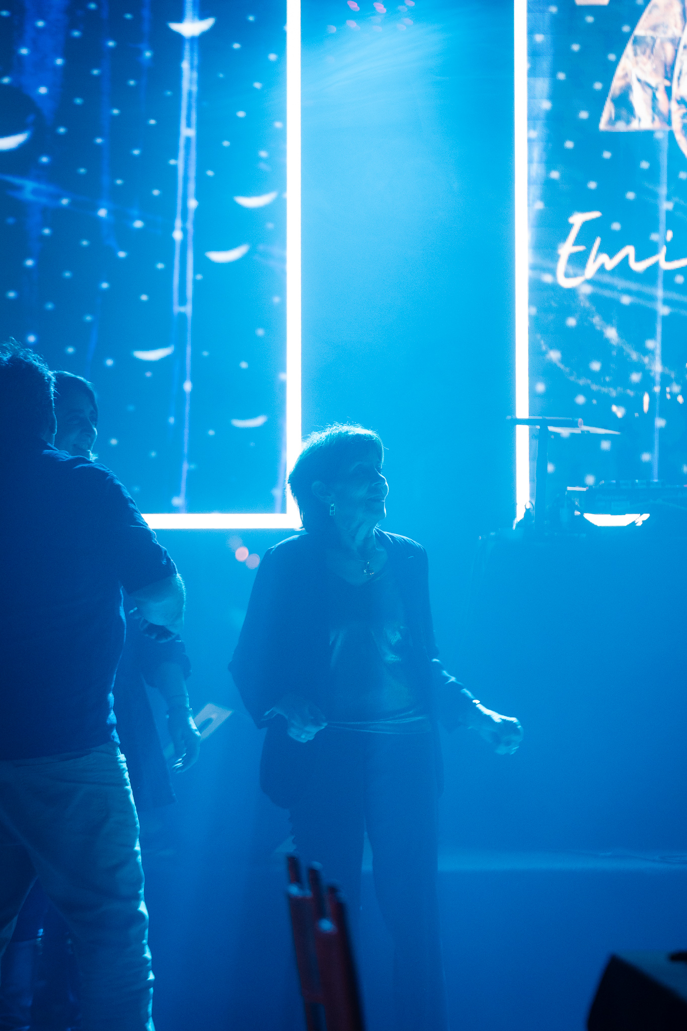 Silueta en el escenario con luces azules
