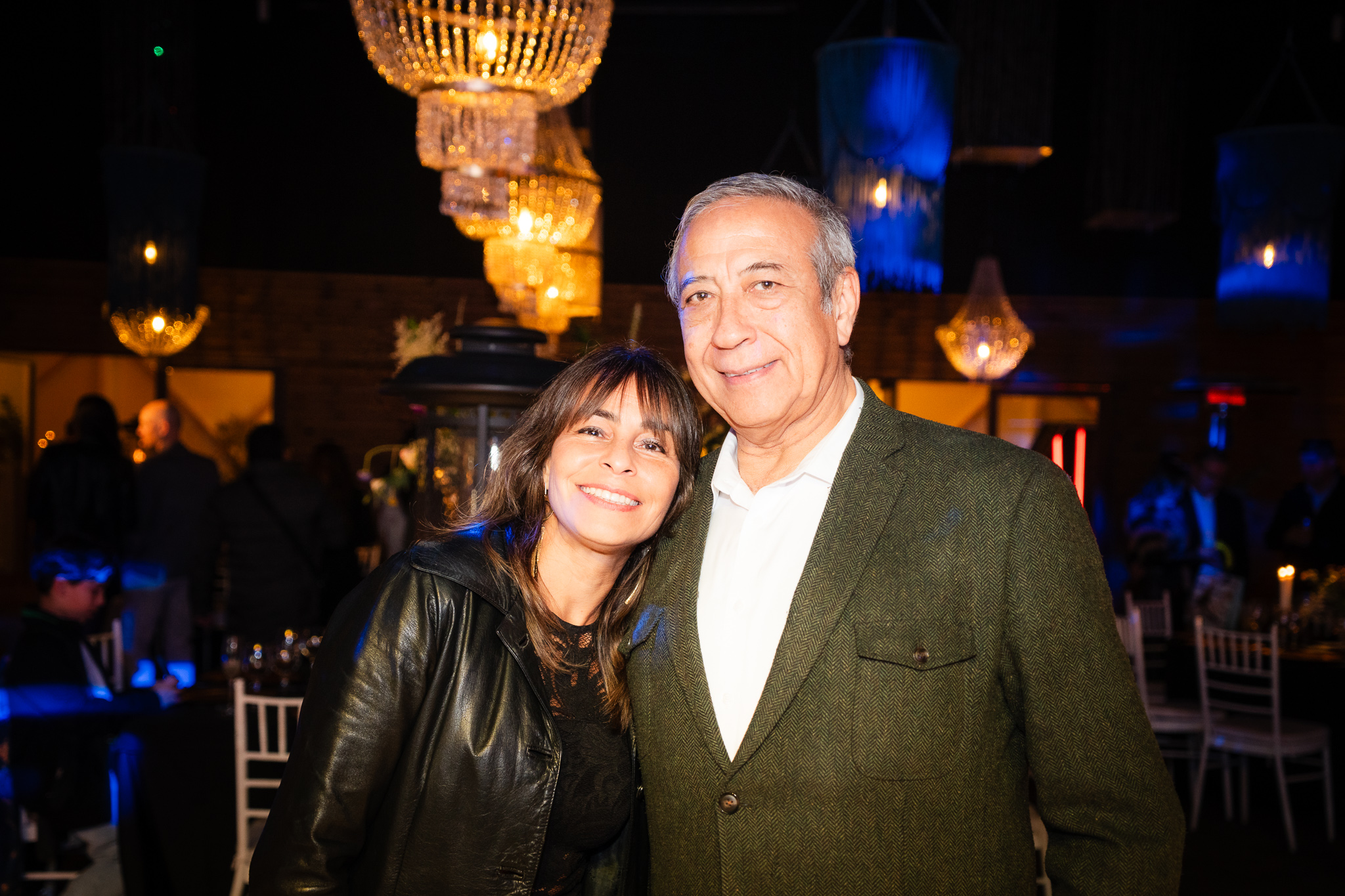 Retrato de pareja bajo las lámparas del salón