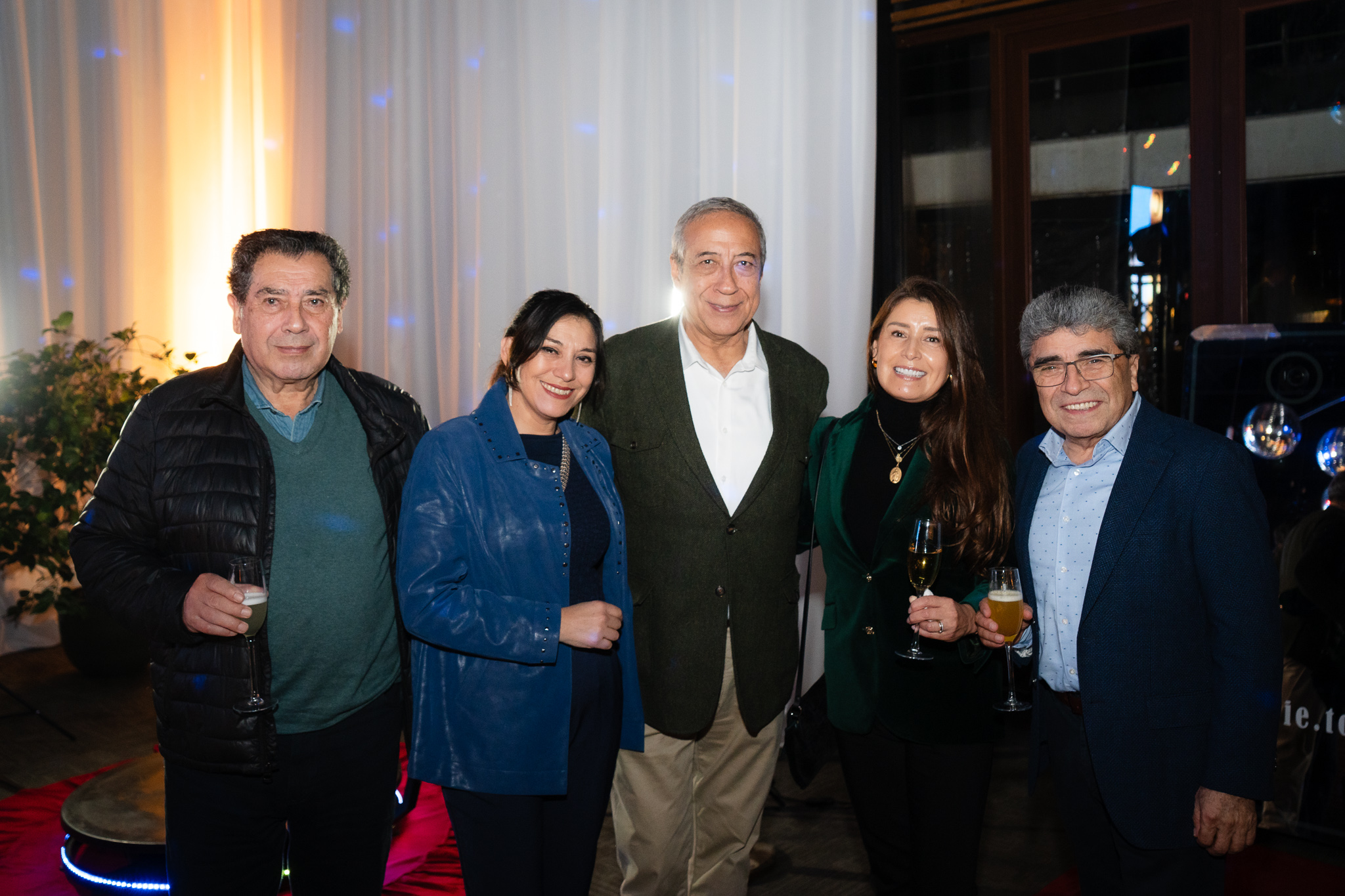 Grupo de invitados brindando juntos