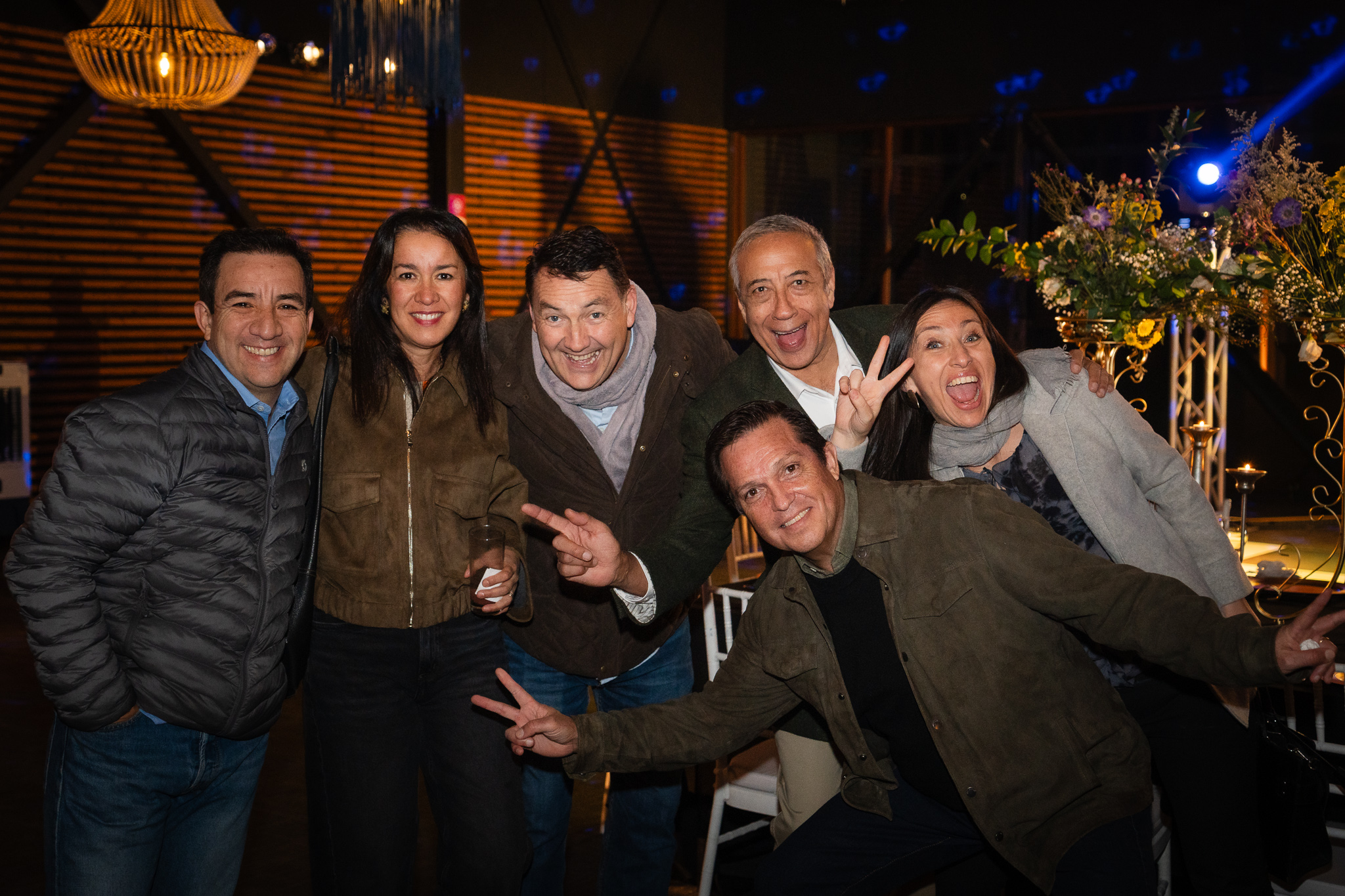 Grupo de amigos posando con humor en la fiesta