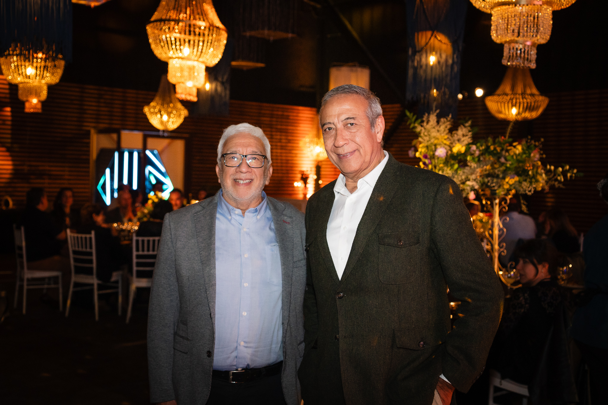 Dos invitados conversando junto a los arreglos florales