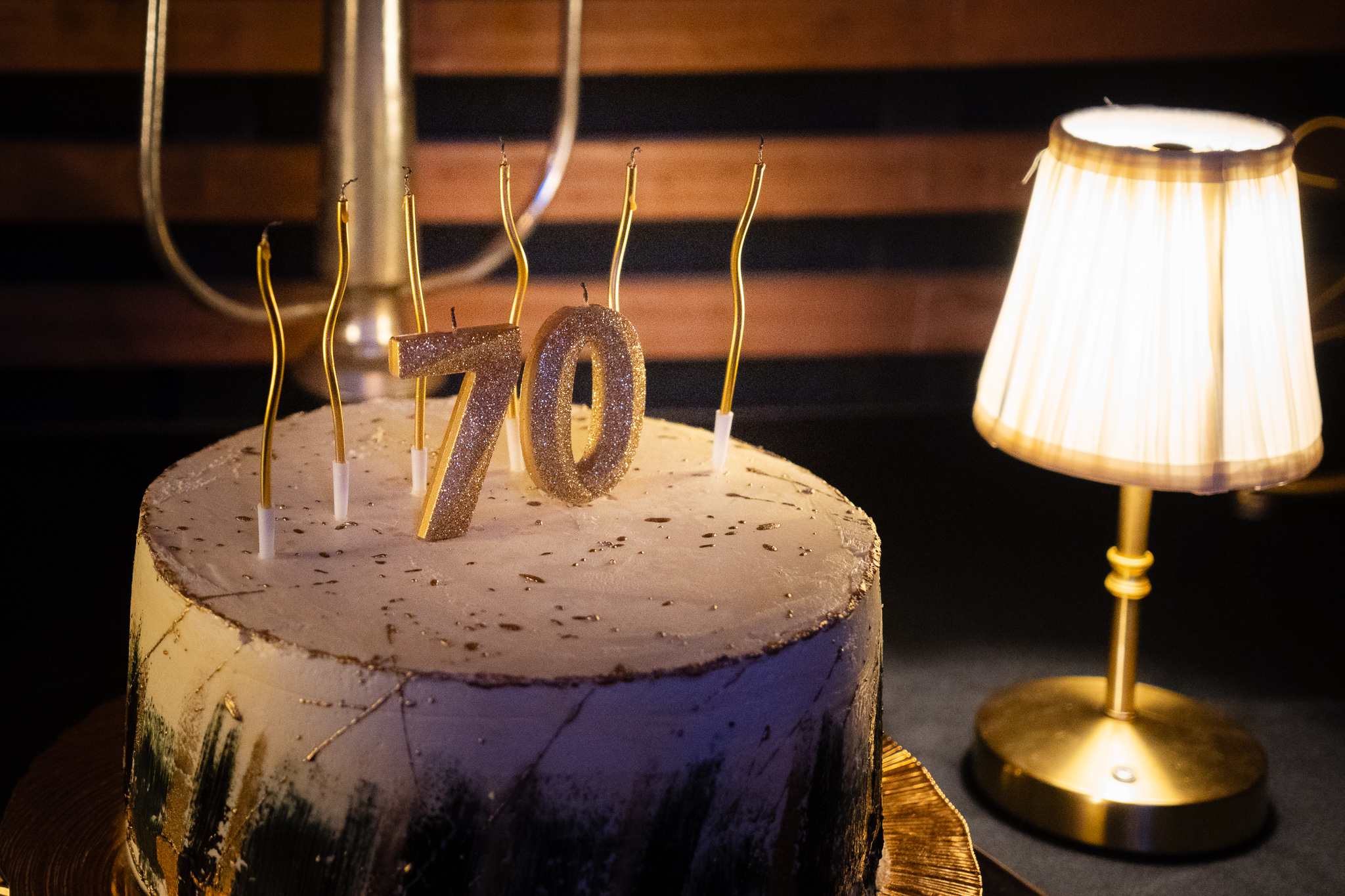 Torta de cumpleaños con velas doradas número 70